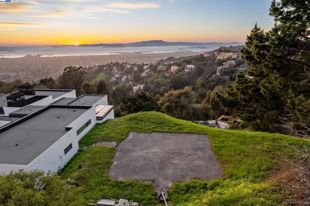 7041 DEVON WAY, Berkeley CA: https://media.crmls.org/mediaz/56ec906a-dfc3-429a-8d05-51454d828611.jpg