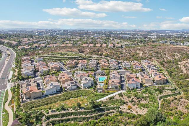 6698 Spartina Ct, Carlsbad CA: https://media.crmls.org/mediaz/56ef1117-5f59-4bc6-925e-a92bcfb75915.jpg