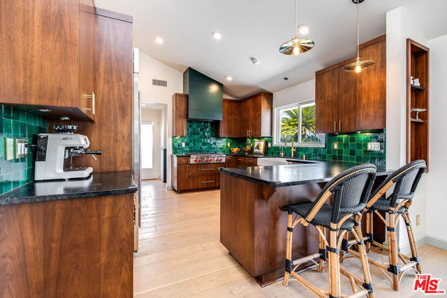 11671 Dona Alicia Place, Studio City CA: https://media.crmls.org/mediaz/56efe8a9-a1bb-4629-affc-bb04c68396c4.jpg