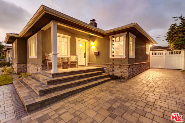 8500 Mcconnell Avenue, Los Angeles CA: https://media.crmls.org/mediaz/56f0b49d-b18e-466d-bbc3-9ec80d3d04b3.jpg