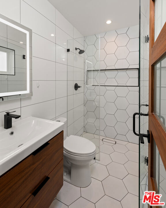 6228 Sale Avenue, Woodland Hills CA: https://media.crmls.org/mediaz/56f18812-1e08-43e0-abaf-229cf3360cc8.jpg