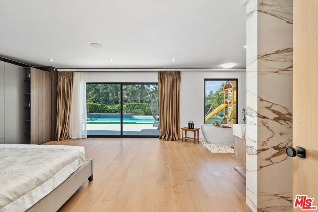 16015 Valley Wood Road, Sherman Oaks CA: https://media.crmls.org/mediaz/56f1f84b-4dc1-4270-82c2-d693a65f11f0.jpg