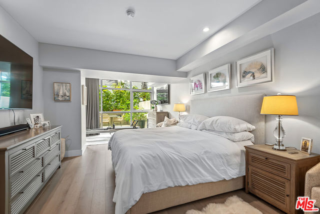 13600 Marina Pointe Drive, Marina del Rey CA: https://media.crmls.org/mediaz/56f201ba-c7ed-435c-87ff-10639d7c4b87.jpg