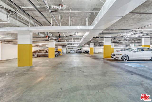 143 N Arnaz Drive, Beverly Hills CA: https://media.crmls.org/mediaz/56f2ade6-c8be-4ebb-9726-4a957d88fa03.jpg