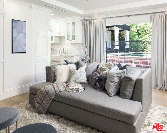 9885 Carmelita Avenue, Beverly Hills CA: https://media.crmls.org/mediaz/56f2d92f-0ead-4972-bda5-02489ed58a49.jpg