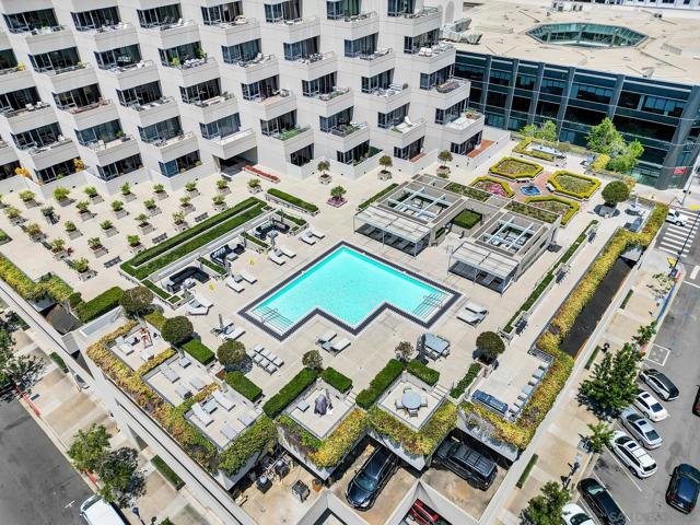 700 Front St, San Diego CA: https://media.crmls.org/mediaz/56f310cf-65c6-4533-a081-c5e9359ec457.jpg