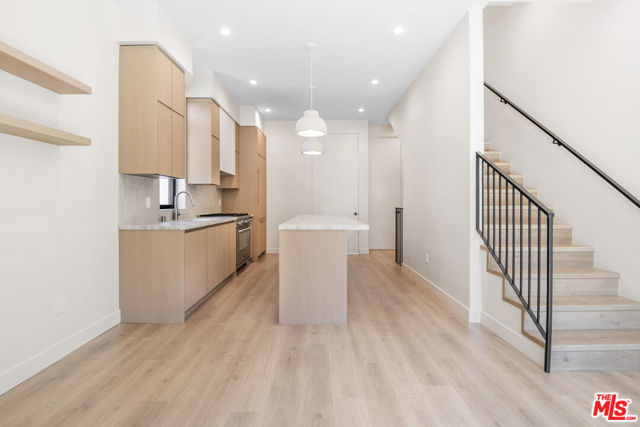 426 Arnaz Drive, Los Angeles CA: https://media.crmls.org/mediaz/56f398fa-092c-4c89-875a-bdfe29bd71d4.jpg