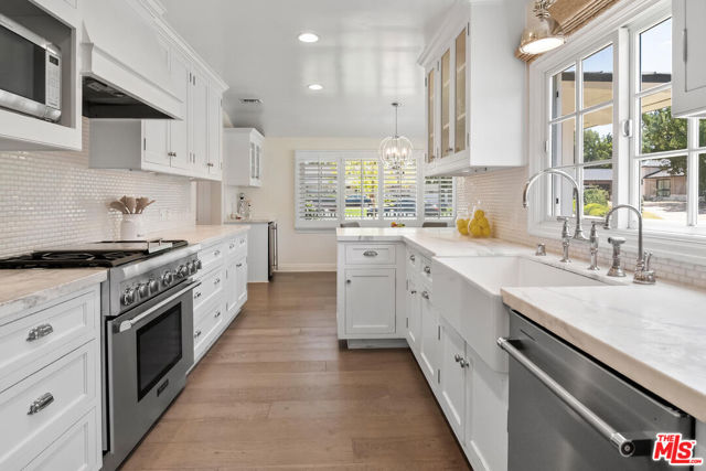 4909 Encino Terrace, Encino CA: https://media.crmls.org/mediaz/56f3fcaa-ab72-4e22-b893-793f9b4d3ac2.jpg