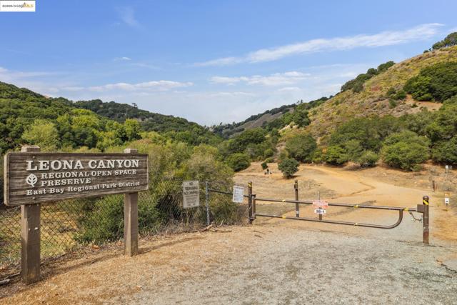 760 Canyon Oaks Dr, Oakland CA: https://media.crmls.org/mediaz/56f4682b-59bf-4078-8bfe-820a4ba212e6.jpg