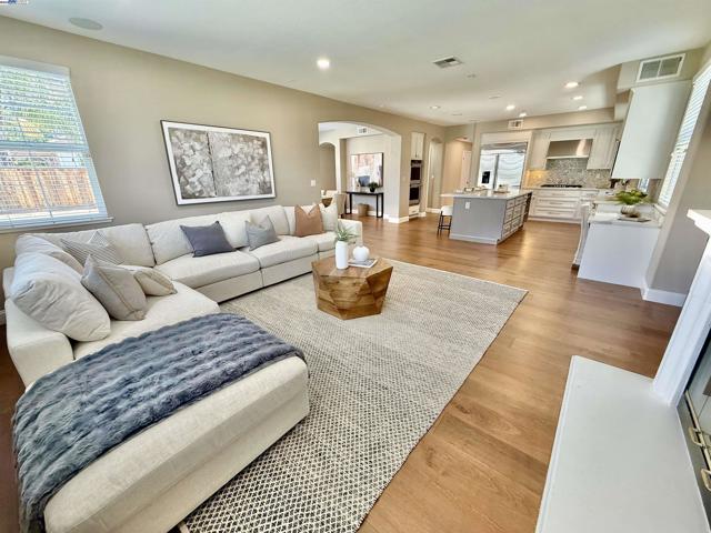5825 Dresslar Cir, Livermore CA: https://media.crmls.org/mediaz/56f4e034-781e-4f5e-a3ab-373fc03b507f.jpg