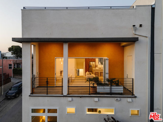 1124 W Panorama Way, Los Angeles CA: https://media.crmls.org/mediaz/56f4eb6e-39e1-49db-90cc-1e1d75ea427a.jpg
