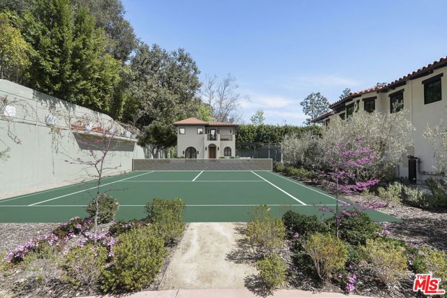 7651 Willow Glen Road, Los Angeles CA: https://media.crmls.org/mediaz/56f558f5-171c-4ee1-9e44-5e6fcc69a54d.jpg