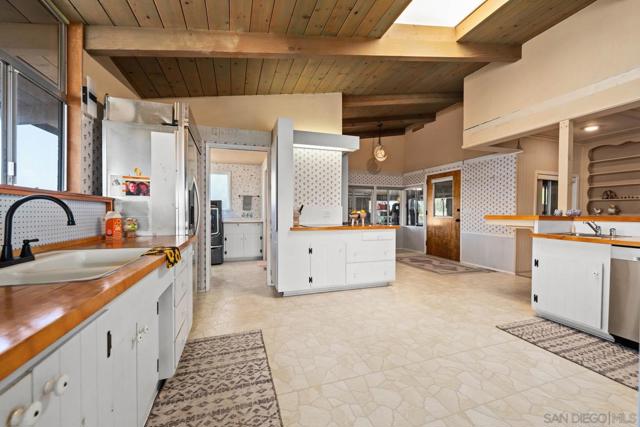 2231 Oak Hill Dr, Escondido CA: https://media.crmls.org/mediaz/56f56bda-682c-4f91-980b-ebc943ad9eb9.jpg