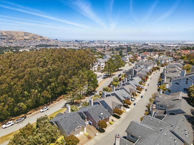 7 Moonlight Court, South San Francisco CA: https://media.crmls.org/mediaz/56f7b3e7-78eb-4089-aee3-3652e0d336a1.jpg