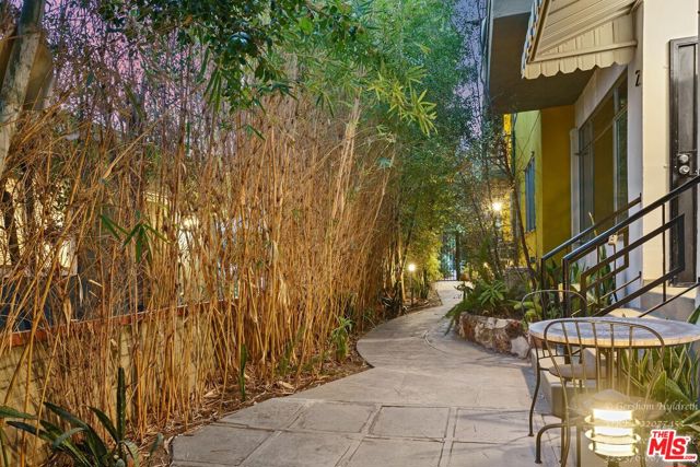 2488 N Beachwood Drive, Los Angeles CA: https://media.crmls.org/mediaz/56f86e4c-ab7f-4764-877e-e8f770610c14.jpg