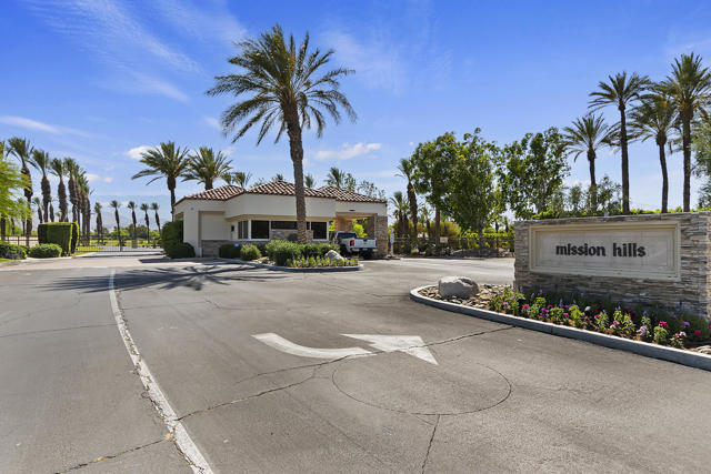 425 Forest Hills Drive, Rancho Mirage CA: https://media.crmls.org/mediaz/56f8b3a2-b7f2-46fe-8a18-932161368115.jpg