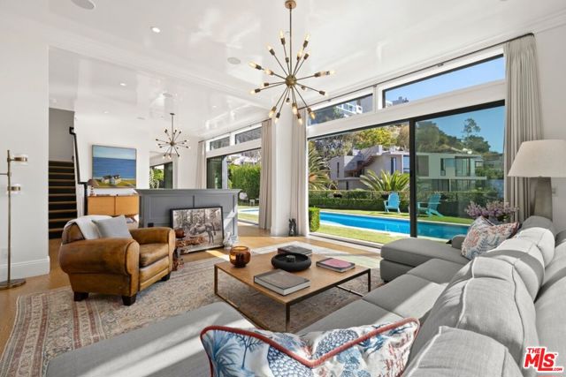 1640 N Kings Road, Los Angeles CA: https://media.crmls.org/mediaz/56f9975d-967b-4106-ad1b-401d4fe90335.jpg