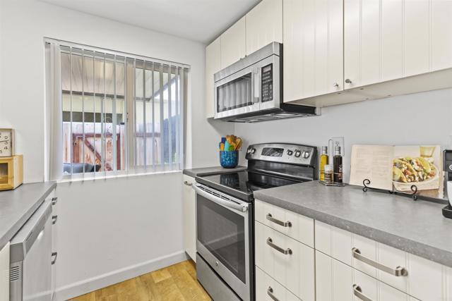 Detail Gallery Image 6 of 27 For 7883 Rancho Fanita Dr a,  Santee,  CA 92071 - 3 Beds | 1/1 Baths