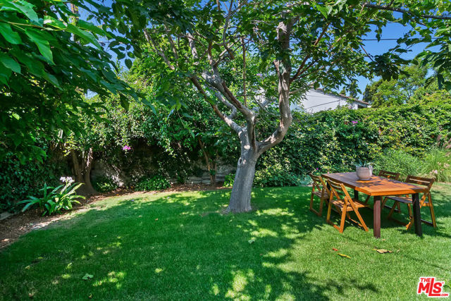 913 N Clybourn Avenue, Burbank CA: https://media.crmls.org/mediaz/56faf008-9ea6-4e16-b9c2-2feb2dda04ff.jpg