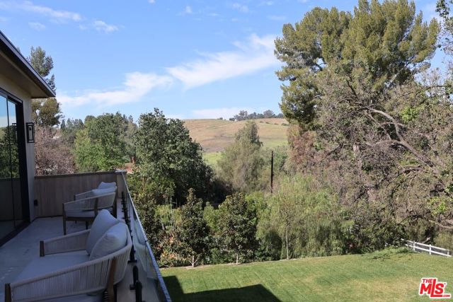 5831 Fitzpatrick Road, Hidden Hills CA: https://media.crmls.org/mediaz/56faf543-8239-49c2-8c1e-41bb1d62c4db.jpg