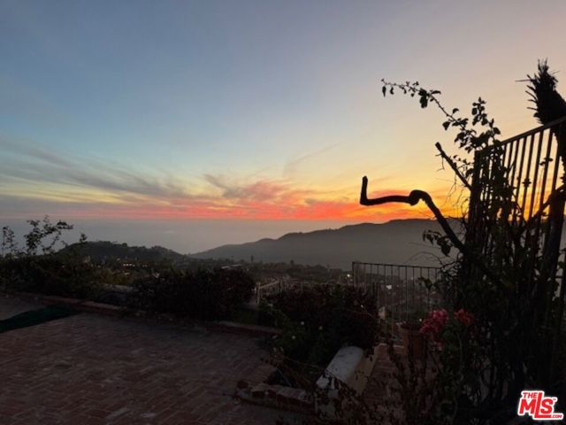 1648 Chastain, Pacific Palisades CA: https://media.crmls.org/mediaz/56fb8a94-0f36-407a-b89a-0d8855dffb39.jpg