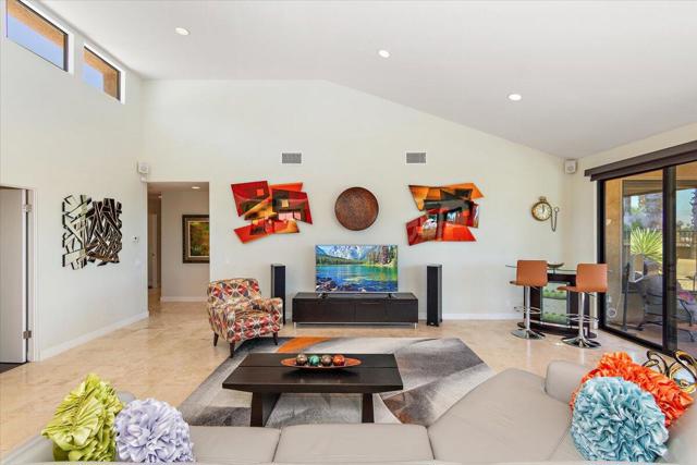 11 Vista Loma Drive, Rancho Mirage CA: https://media.crmls.org/mediaz/56fba381-0e14-44c2-8eb4-481166857255.jpg