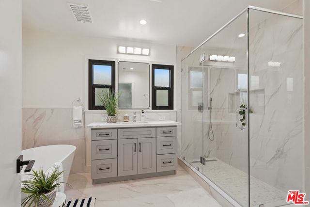 8919 Beverlywood Street, Los Angeles CA: https://media.crmls.org/mediaz/56fced2e-2d84-44bd-bd5c-a369ea58d3fd.jpg
