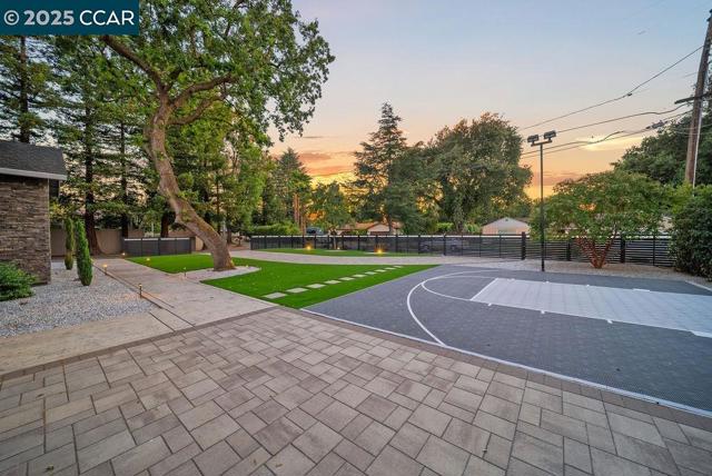 100 Alderwood Rd, Walnut Creek CA: https://media.crmls.org/mediaz/56fd2241-185c-4946-869b-b8c289eb9bb6.jpg