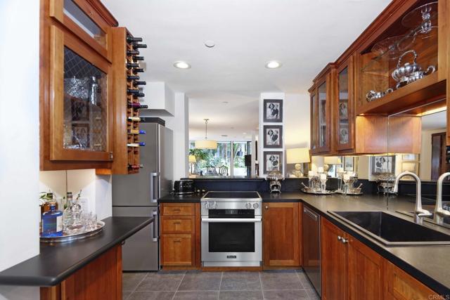 101 Coast Boulevard, La Jolla CA: https://media.crmls.org/mediaz/56fe27c9-38c9-45fe-adaf-7bf74531c97a.jpg