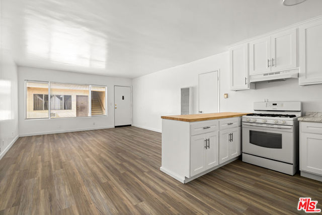 1451 S Norton Avenue, Los Angeles CA: https://media.crmls.org/mediaz/56fe8fb7-b6de-4192-93b0-226ee13cf036.jpg