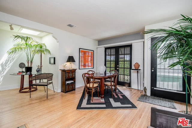 516 N Bronson Avenue, Los Angeles CA: https://media.crmls.org/mediaz/56fef65c-7b74-42e1-9a97-a1326e7d0a25.jpg