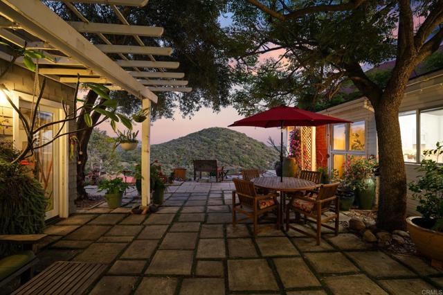 Detail Gallery Image 2 of 34 For 14645 High Valley Rd, Poway,  CA 92064 - 3 Beds | 2/1 Baths