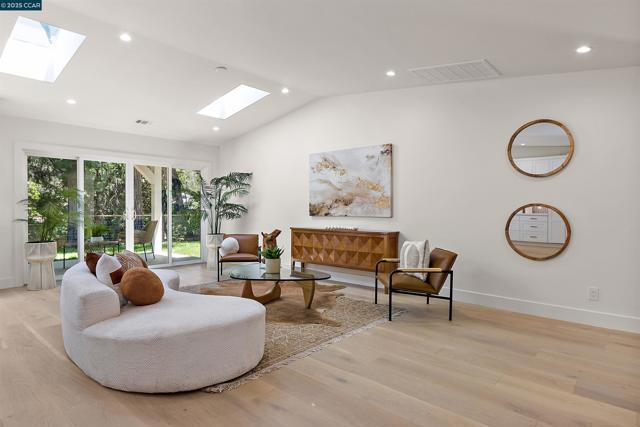 706 St Marys Rd, Lafayette CA: https://media.crmls.org/mediaz/57000241-9f67-45d5-904c-46a0953df749.jpg