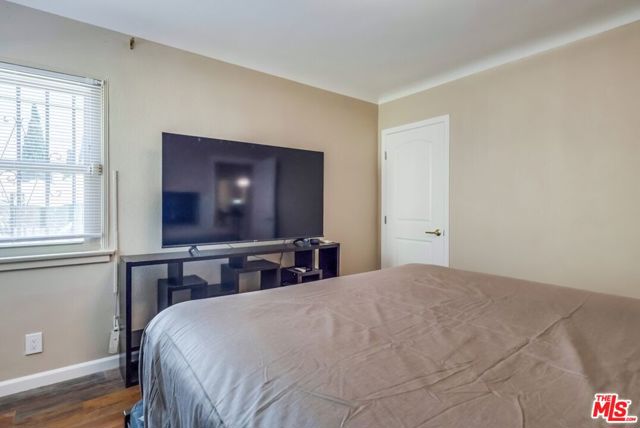 7220 10th Avenue, Los Angeles CA: https://media.crmls.org/mediaz/57002147-4139-4ff1-a27a-0c3552a78ec6.jpg