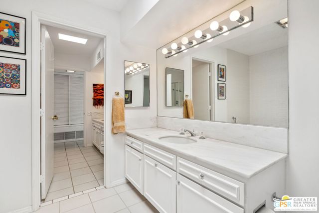 2723 S Kings Road, Palm Springs CA: https://media.crmls.org/mediaz/57004ead-1b99-4cdf-84a7-ead5f7d13947.jpg