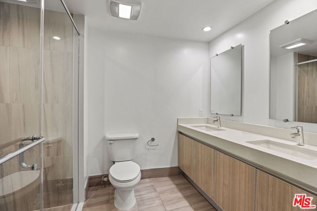 129 Kings, Los Angeles CA: https://media.crmls.org/mediaz/570164b8-f16c-41d3-964a-01964c77c197.jpg