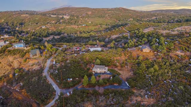 35465 Sunset Lane, Julian CA: https://media.crmls.org/mediaz/5701c3fa-e430-4a2d-9dfa-bf9774bff7af.jpg