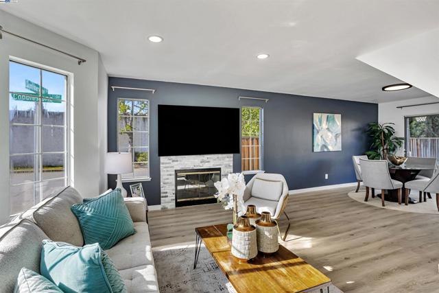 427 Summerwood Dr, Fremont CA: https://media.crmls.org/mediaz/5701c81d-49e3-444d-9e1b-699dbe37d337.jpg