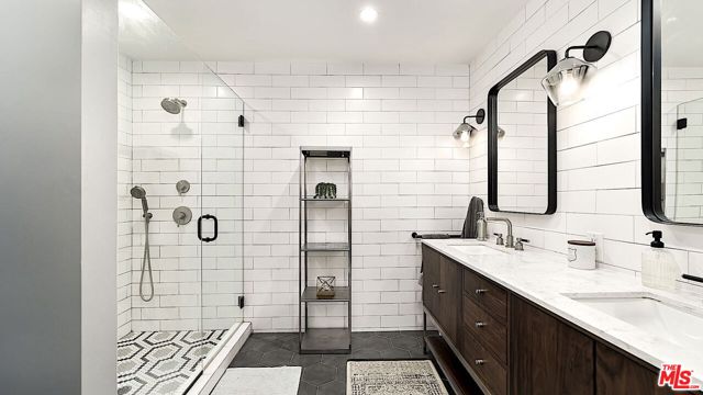 4315 Duquesne Avenue, Culver City CA: https://media.crmls.org/mediaz/57020586-e1c7-4a74-bfa7-d678acbb8455.jpg