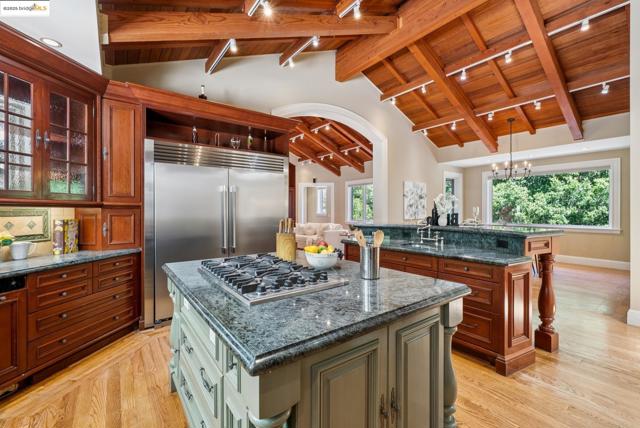 9 Burton Vista Ct, Lafayette CA: https://media.crmls.org/mediaz/57028779-9069-4ffc-87c4-91111c7e99ec.jpg