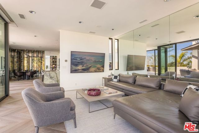 9405 Sierra Mar Place, Los Angeles CA: https://media.crmls.org/mediaz/5702e24e-459c-42db-989b-bf382baaf636.jpg