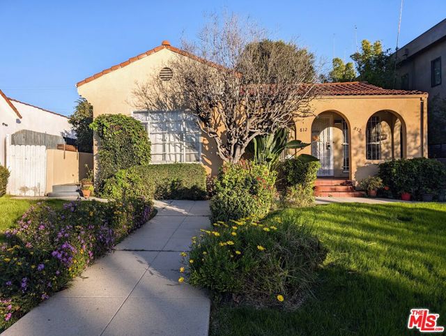 812 N Genesee Avenue, Los Angeles CA: https://media.crmls.org/mediaz/57039445-2334-45d5-bbcd-3d83003aa8a0.jpg