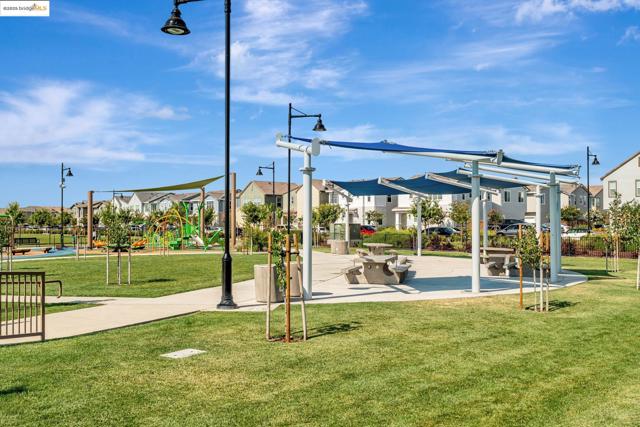 2281 Garden Farms Ave, Lathrop CA: https://media.crmls.org/mediaz/5703edef-9c8a-44d5-a5ee-f3c62ef6c965.jpg