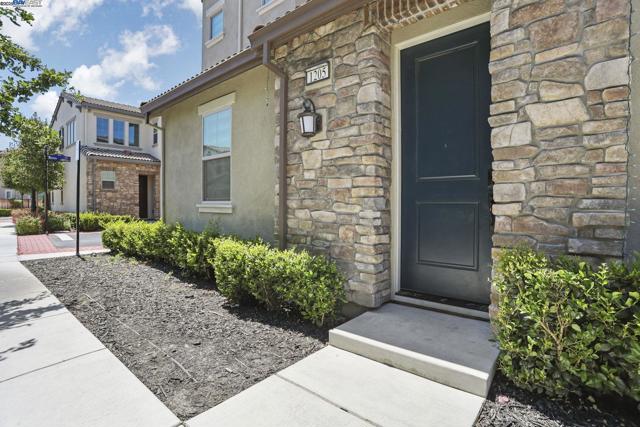 1205 S Ross Ct, Mountain House CA: https://media.crmls.org/mediaz/57042a97-3427-4ed5-96b4-591fa0869262.jpg