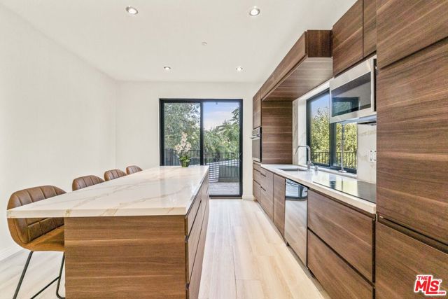 2315 Loma Vista Place, Los Angeles CA: https://media.crmls.org/mediaz/5704625e-f1a8-496c-849d-65be83d9ad0e.jpg