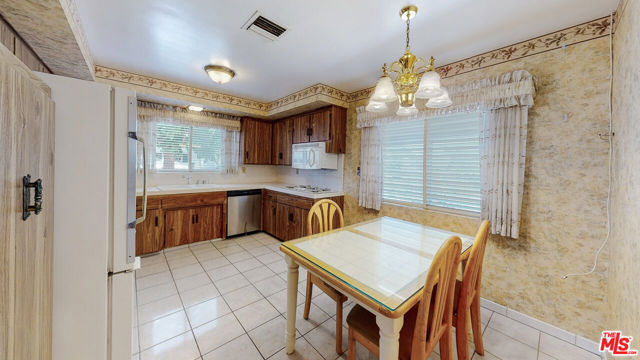 7337 Newcastle Avenue photo 7
