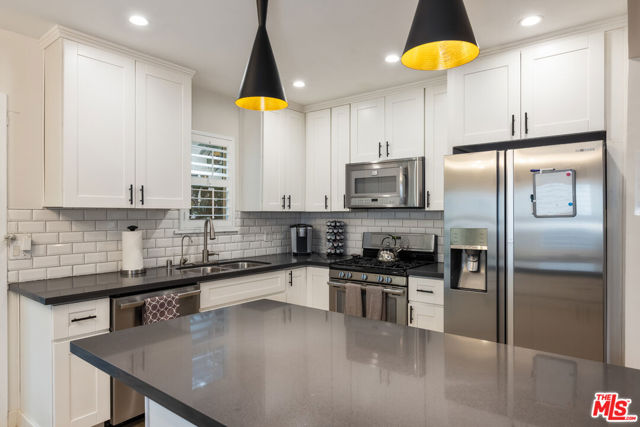 3839 Marcasel Avenue, Los Angeles CA: https://media.crmls.org/mediaz/5704d8b9-6ca7-4382-ba0e-de6657dbb903.jpg