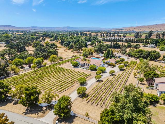 1152 Little River Drive, Hollister CA: https://media.crmls.org/mediaz/57051c72-41ae-46ad-a020-c5134408be18.jpg