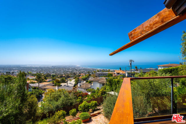 440 Mariposa Drive, Ventura CA: https://media.crmls.org/mediaz/57058d55-be12-45ec-bff8-eb3953f3abc8.jpg
