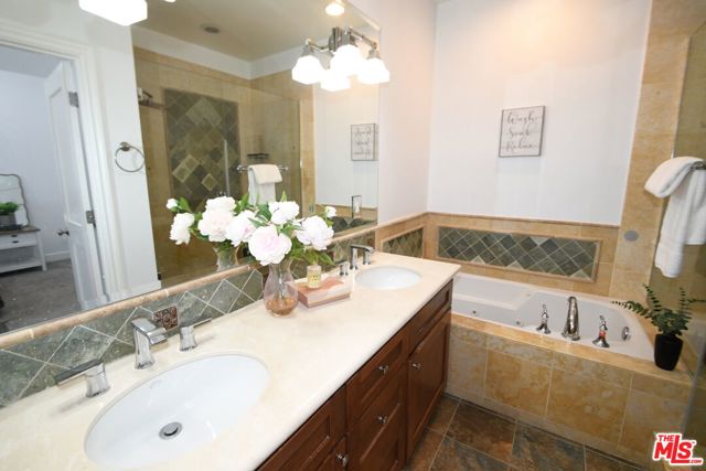 Primary en-suite bathroom